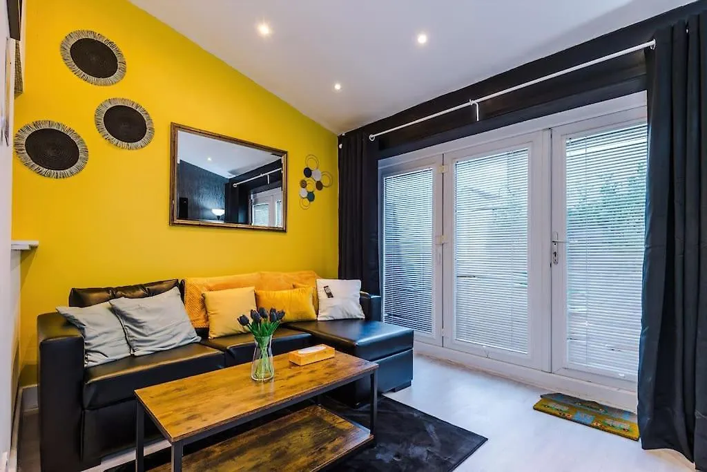 Sleeps 7, Games Room, Perfect For Groups, Driveway, Smart Tv, Available For Long Stays-1