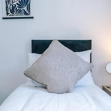 Sleeps 7, Games Room, Perfect For Groups, Driveway, Smart Tv, Available For Long Stays-3