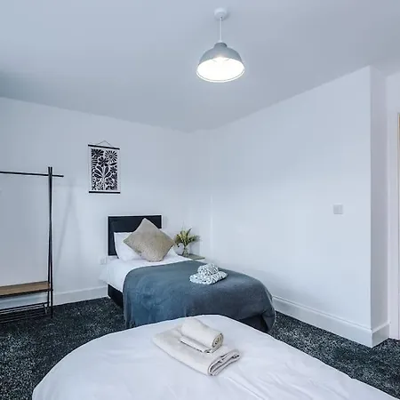 Sleeps 7, Games Room, Perfect For Groups, Driveway, Smart Tv, Available For Long Stays-2